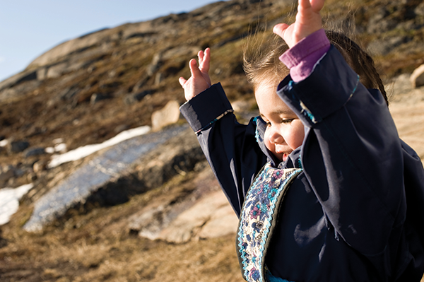 une enfant inuite joue dehors