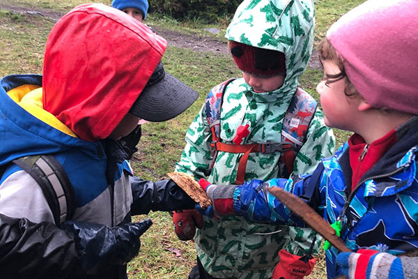 des enfants découvrent le processus de fabrication de la colle de la forêt en plein air.